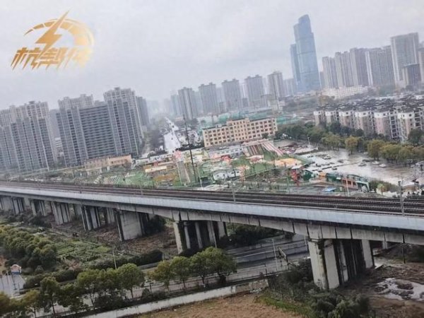 配资门户官网首页 400多万买到“高铁房”后，杭州男子脑袋嗡嗡的：2分钟一班，受不了！